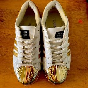 shoe size 10, white and gold, from fashion professional sakteobard shoe.